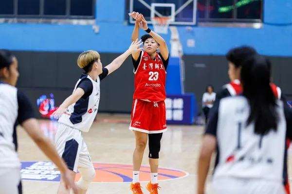 ▲台師大張聿嵐、黎明技術學院外籍生泰力。（圖／登峰造極籃球賽提供）