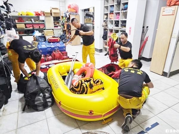 ▲桃園救災團隊整備待命出發中。（圖／翻攝自張善政臉書）