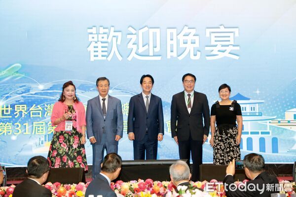 ▲晚宴貴賓雲集，國策顧問謝美香、世界台灣商會聯合總會總會長吳光宜、賴清德總統、台南市長黃偉哲、僑委會委員長徐佳青（左起）均出席盛會。（圖／記者林東良翻攝，下同）