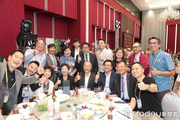 ▲晚宴貴賓雲集，國策顧問謝美香、世界台灣商會聯合總會總會長吳光宜、賴清德總統、台南市長黃偉哲、僑委會委員長徐佳青（左起）均出席盛會。（圖／記者林東良翻攝，下同）