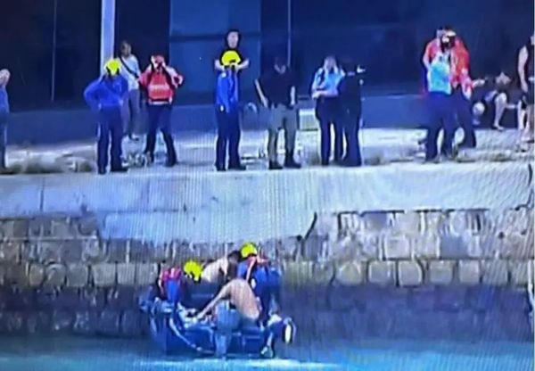 ▲▼香港一家三口觀浪被捲走　母子墜海命危。（圖／翻攝南方都市報）