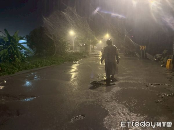 ▲▼挺進淹水花蓮　勇消「全身灰泥」背災民涉水！找到1人無生命。（圖／台東縣消防局）