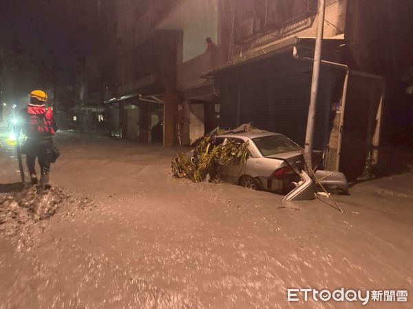 ▲▼挺進淹水花蓮　勇消「全身灰泥」背災民涉水！找到1人無生命。（圖／台東縣消防局）