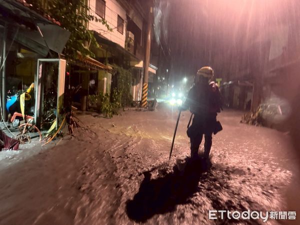 ▲▼挺進淹水花蓮　勇消「全身灰泥」背災民涉水！找到1人無生命。（圖／台東縣消防局）