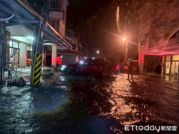 ▲▼挺進淹水花蓮　勇消「全身灰泥」背災民涉水！找到1人無生命。（圖／台東縣消防局）