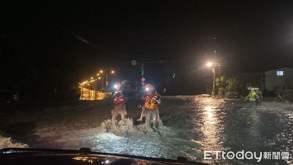 ▲▼挺進淹水花蓮　勇消「全身灰泥」背災民涉水！找到1人無生命。（圖／台東縣消防局）