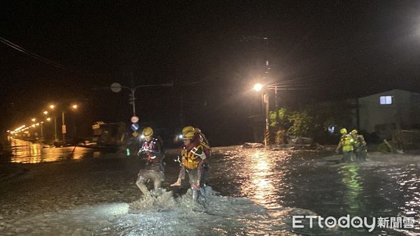 ▲▼挺進淹水花蓮　勇消「全身灰泥」背災民涉水！找到1人無生命。（圖／台東縣消防局）