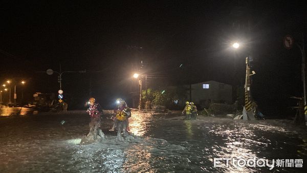 ▲▼挺進淹水花蓮　勇消「全身灰泥」背災民涉水！找到1人無生命。（圖／台東縣消防局）