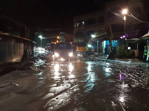 花蓮縣長徐榛蔚前往光復鄉會勘。（圖／翻攝自Facebook／徐榛蔚）