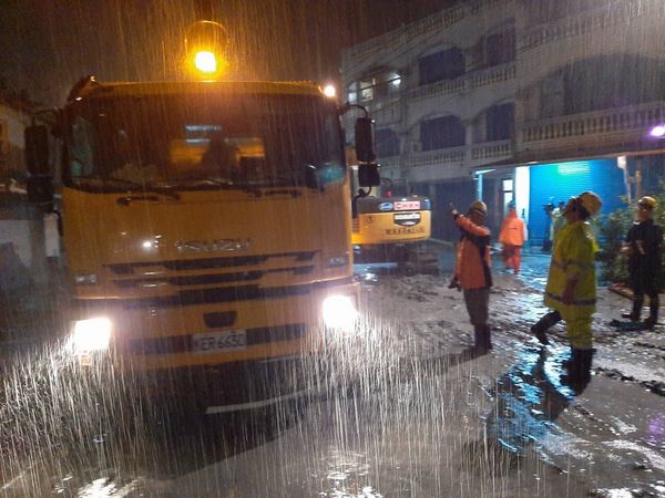 花蓮縣長徐榛蔚前往光復鄉會勘。（圖／翻攝自Facebook／徐榛蔚）