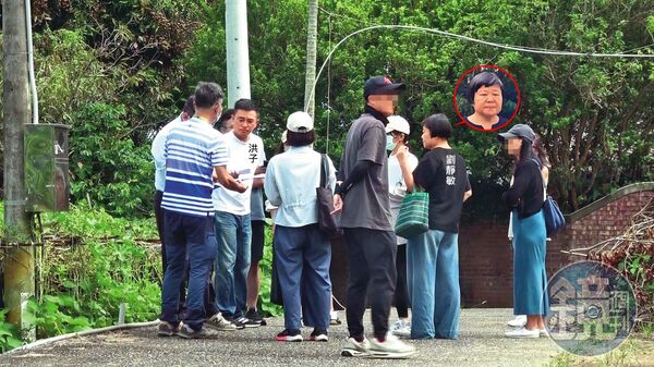 苗栗地院法官與劉靜敏、洪天宇遺孀等人，一同前往洪的工作室履勘。