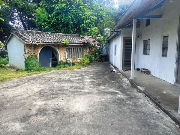 洪天宇30多年前買下苗栗小屋（圖）當工作室，常在屋內作畫。