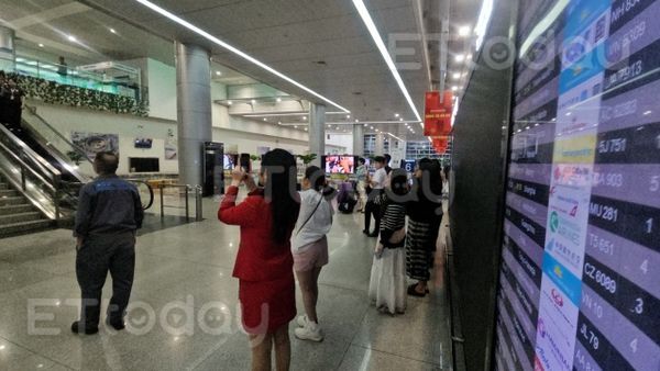 ▲獨家直擊！國際巨星規格，許光漢深夜抵達越南胡志明市，仍聚集上千名粉絲到場接機。（圖／記者蕭采薇攝）