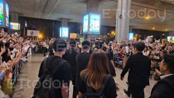 ▲獨家直擊！國際巨星規格，許光漢深夜抵達越南胡志明市，仍聚集上千名粉絲到場接機。（圖／記者蕭采薇攝）