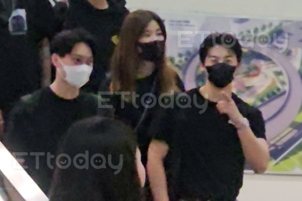 ▲獨家直擊！國際巨星規格，許光漢深夜抵達越南胡志明市，仍聚集上千名粉絲到場接機。（圖／記者蕭采薇攝）