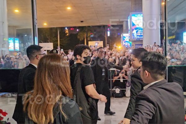 ▲獨家直擊！國際巨星規格，許光漢深夜抵達越南胡志明市，仍聚集上千名粉絲到場接機。（圖／記者蕭采薇攝）