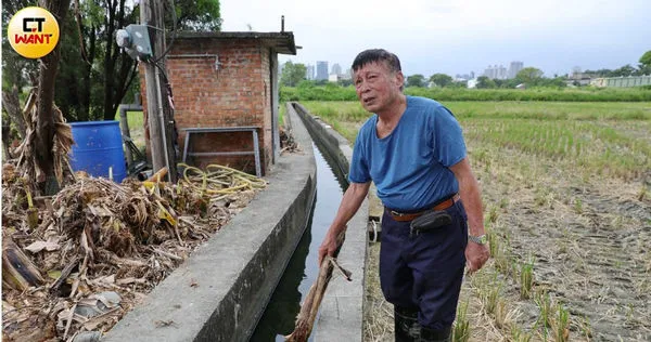 新竹市九甲埔農戶溫先生苦嘆，自家灌溉渠道底泥遭檢出「汞」含量超標，已經繳納公糧者不可考，剩餘的只能無奈配合竹市府銷毀，損失新台幣數萬元。（圖／周志龍攝）