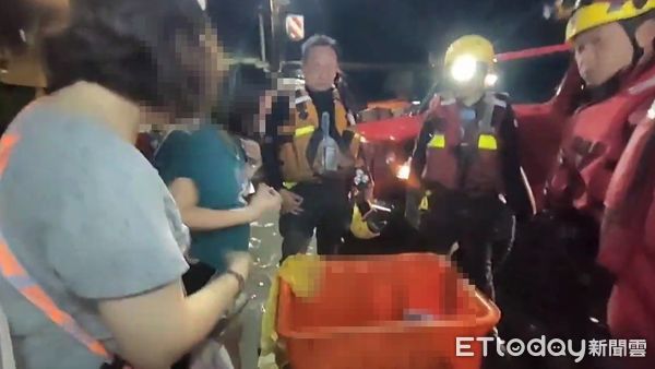 ▲洪水沖進花蓮光復，救難人員橘色大桶子裝嬰兒救命。（圖／地方中心翻攝，下同）