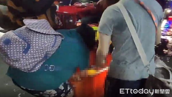 ▲洪水沖進花蓮光復，救難人員橘色大桶子裝嬰兒救命。（圖／地方中心翻攝，下同）