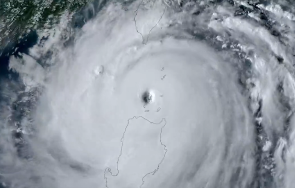 ▲▼美國科羅拉多州立大學大氣研究中心（CSU/CIRA）與美國國家海洋暨大氣總署（NOAA）釋出的縮時影像，記錄下樺加沙從9月21日至23日快速旋轉北掠菲律賓的過程。（圖／取自CIRA）