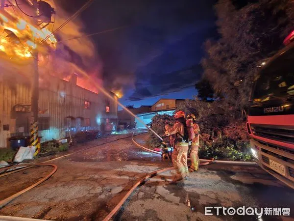 ▲樹林鐵皮工廠火警，目前一家三口失聯。（圖／記者陸運陞翻攝）