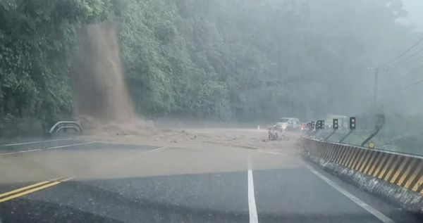 ▲初鹿往鹿野方向出現土石流瀑布。（圖／翻攝自「台東大小事」)