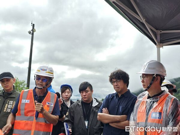 ▲▼交通部長陳世凱昨天晚間緊急前往花蓮，今早抵達抵馬太鞍橋北端勘災。（圖／交通部提供）