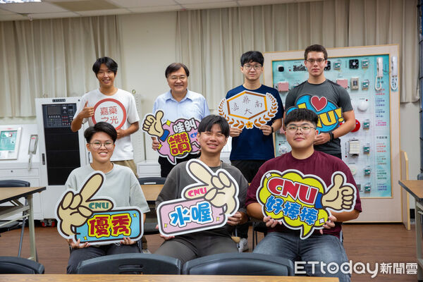 ▲嘉藥公共安全及消防系18名學生通過消防相關國考，展現專業實力。（記者林東良翻攝，下同）