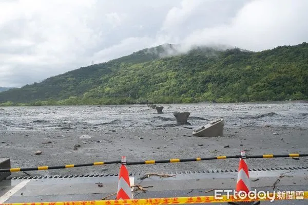 ▲▼馬太鞍溪橋遭沖毀。（圖／交通部提供）