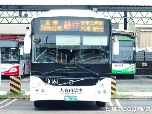 ▲台南市政府自9月27日起試辦「假日友善狗狗公車」，毛小孩免籠也能搭乘。（記者林東良翻攝，下同）