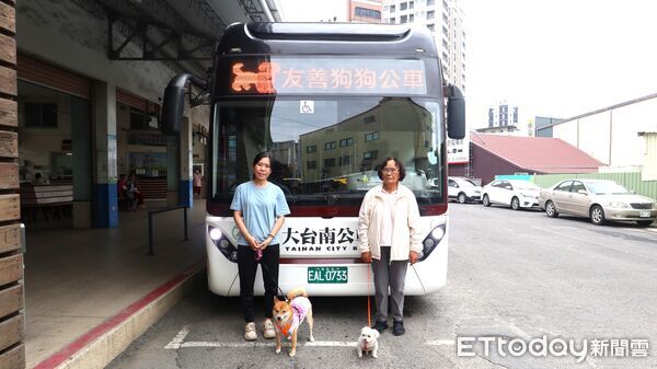 ▲台南市政府自9月27日起試辦「假日友善狗狗公車」，毛小孩免籠也能搭乘。（記者林東良翻攝，下同）