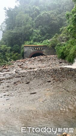▲▼             受到豪雨影響，南橫公路多處坍方雙向阻斷。（圖／記者楊漢聲翻攝，下同）