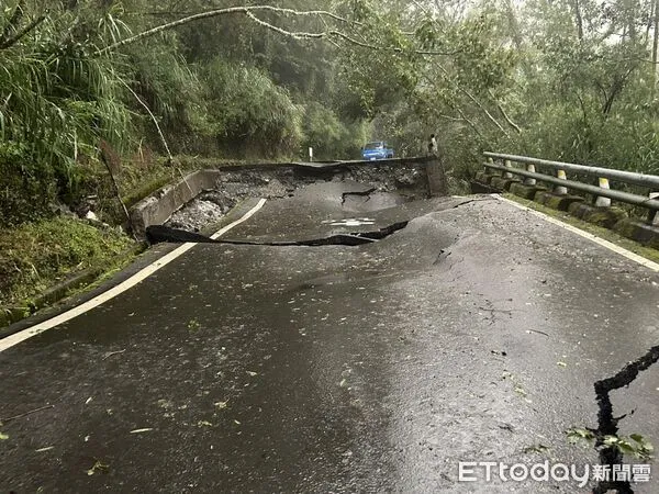 ▲▼             受到豪雨影響，南橫公路多處坍方雙向阻斷。（圖／記者楊漢聲翻攝，下同）