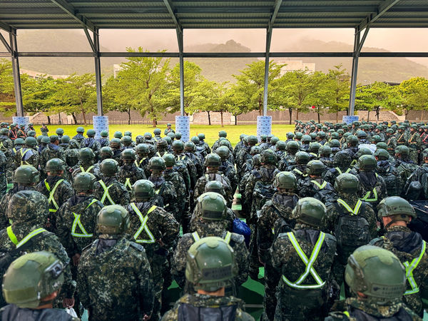 ▲▼第2作戰區台東地區指揮部副指揮官主持災後復原勤前教育、第4作戰區海軍陸戰隊登陸戰車大隊執行下板作業。（圖／國防部提供）