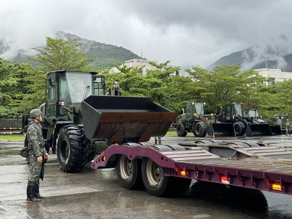 ▲▼第2作戰區台東地區指揮部副指揮官主持災後復原勤前教育、第4作戰區海軍陸戰隊登陸戰車大隊執行下板作業。（圖／國防部提供）