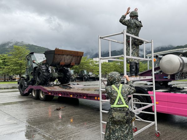 ▲▼第2作戰區台東地區指揮部副指揮官主持災後復原勤前教育、第4作戰區海軍陸戰隊登陸戰車大隊執行下板作業。（圖／國防部提供）