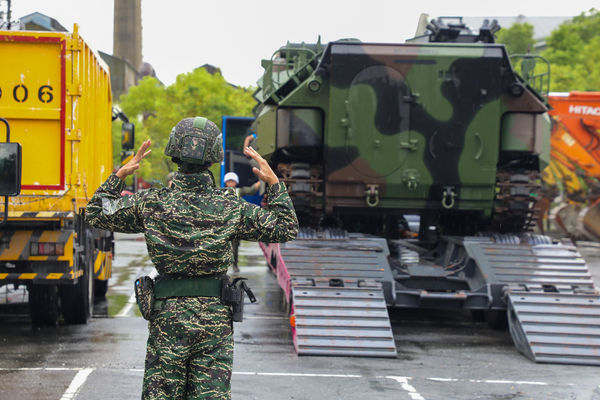 ▲▼第2作戰區台東地區指揮部副指揮官主持災後復原勤前教育、第4作戰區海軍陸戰隊登陸戰車大隊執行下板作業。（圖／國防部提供）