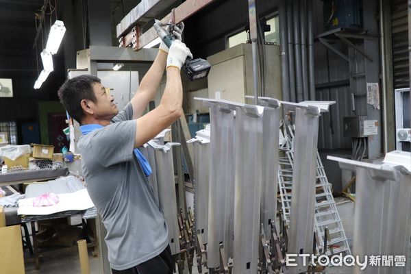 ▲50歲的阿雄在勞動部「僱用獎助措施」協助下重返職場，找回自信。（記者林東良翻攝，下同）