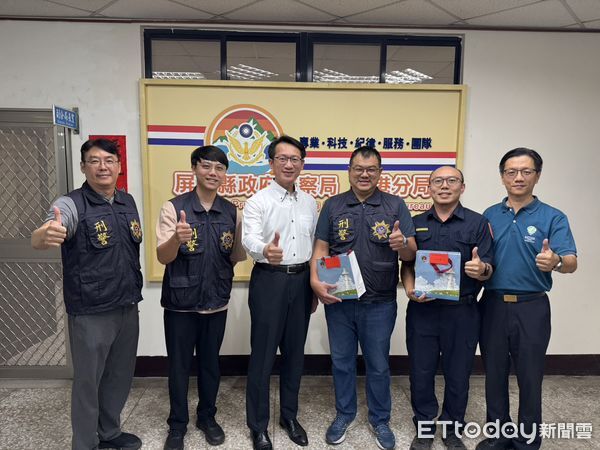 ▲局長甘炎民慰問東港警方查獲馬來西亞籍車手有功人員。（圖／記者陳崑福翻攝）