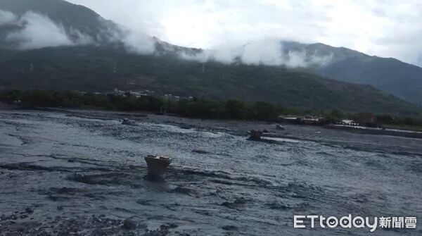 ▲▼花蓮馬太鞍溪橋今(24)日空拍畫面             。（圖／攝影中心記者攝）