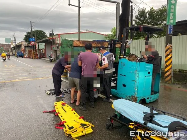 ▲▼高雄市燕巢區鳳澄路與鳳澄路25巷口發生一起驚險的交通事故。一輛大貨車在右轉時，遭到後方一輛機車追撞，導致18歲的陳姓女騎士當場被卡在大貨車車斗下方。（圖／記者吳世龍翻攝）