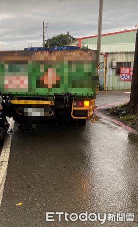 ▲▼高雄市燕巢區鳳澄路與鳳澄路25巷口發生一起驚險的交通事故。一輛大貨車在右轉時，遭到後方一輛機車追撞，導致18歲的陳姓女騎士當場被卡在大貨車車斗下方。（圖／記者吳世龍翻攝）