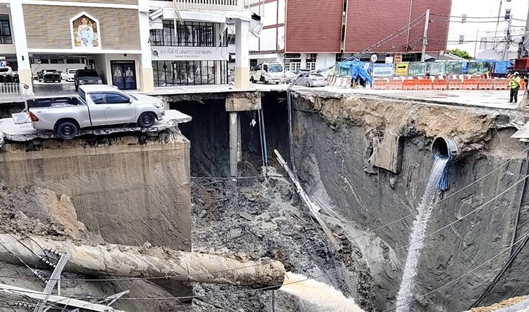 ▲▼曼谷市區驚現「50m深天坑」！炸出火花恐怖瞬間曝　地鐵施工釀禍。（圖／翻攝自khaosod）