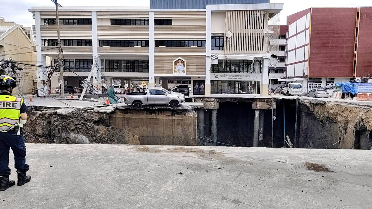 ▲▼曼谷市區驚現「50m深天坑」！炸出火花恐怖瞬間曝　地鐵施工釀禍。（圖／翻攝自khaosod）