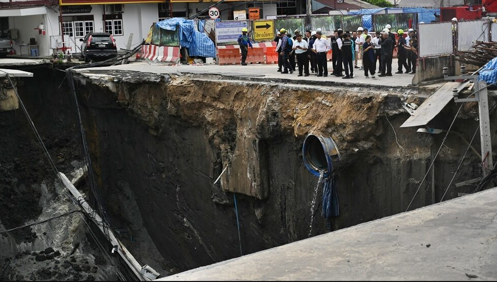 ▲▼曼谷市區驚現「50m深天坑」！炸出火花恐怖瞬間曝　地鐵施工釀禍。（圖／翻攝自khaosod）