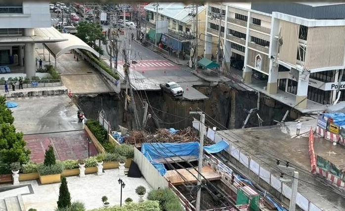 ▲▼曼谷市區驚現「50m深天坑」！炸出火花恐怖瞬間曝　地鐵施工釀禍。（圖／翻攝自khaosod）