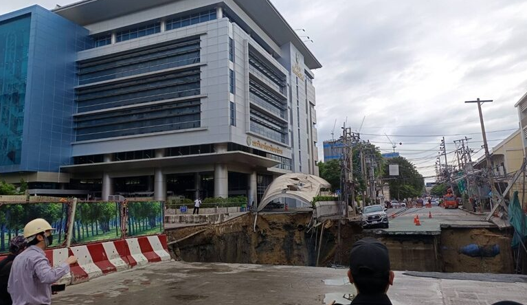 ▲▼曼谷市區驚現「50m深天坑」！炸出火花恐怖瞬間曝　地鐵施工釀禍。（圖／翻攝自khaosod）