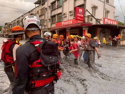 派88人、2搜救犬赴花蓮救災 新北特搜隊組人牆助災民渡湍流