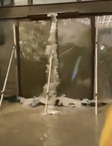 樺加沙襲港　海水「沖破玻璃」灌入酒店！