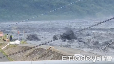 最新溢流畫面曝!泥水滾滾狂掀浪 分局長高喊:洪峰要下來了